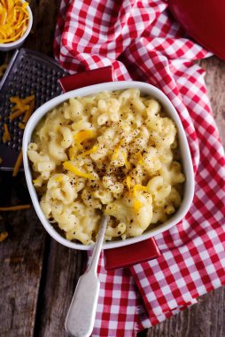 Seramik tabakta makarna ve peynir. style rustic .selektif odak