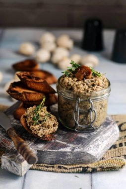 Cam bir kavanozda mantar ezmesi. Kırsal tarzda. Seçici odaklanma.