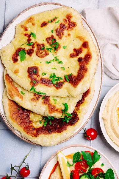 Hummus Com Salada Legumes Frescos Vista Superior Foco Seletivo — Fotografia de Stock