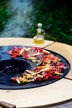 Izgara Katalan midyesi. Açık hava ızgarası. Seçici odaklanma.