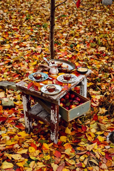 Gefüllter Apfelkäsekuchen Auf Dem Tisch Herbstlichen Garten Selektiver Fokus — Stockfoto