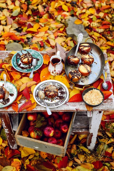 Gefüllter Apfelkäsekuchen Auf Dem Tisch Herbstlichen Garten Selektiver Fokus — Stockfoto