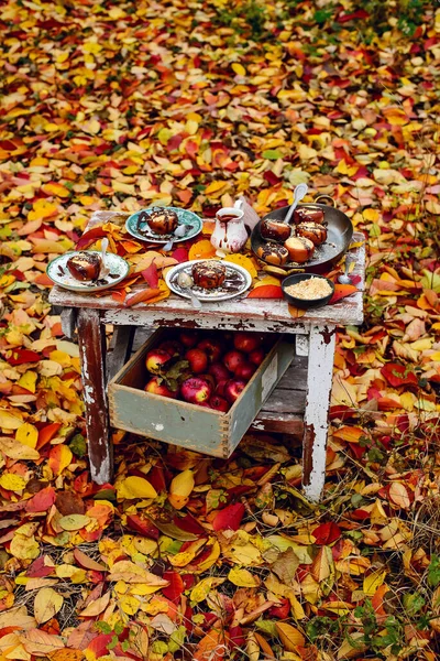 Gefüllter Apfelkäsekuchen Auf Dem Tisch Herbstlichen Garten Selektiver Fokus — Stockfoto