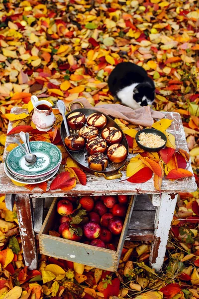 Gefüllter Apfelkäsekuchen Auf Dem Tisch Herbstlichen Garten Selektiver Fokus — Stockfoto
