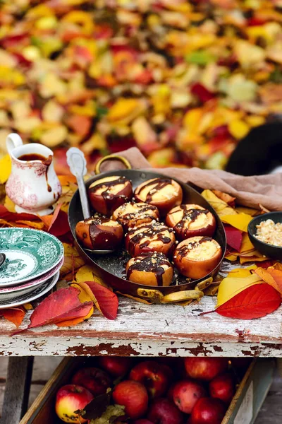 秋の庭のテーブルの上にりんごチーズケーキを詰めました 選択的焦点 — ストック写真