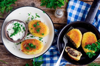 Mantarlı ve ekşi kremalı patates pirzolası. Kırsal tarzda. seçici odak