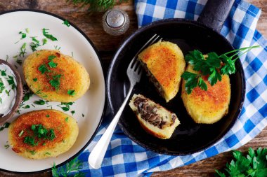 Mantarlı ve ekşi kremalı patates pirzolası. Kırsal tarzda. seçici odak