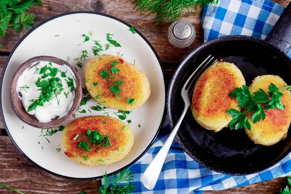 Chuletas Papa Con Champiñones Crema Agria Estilo Rústico Enfoque Selectivo — Foto de Stock