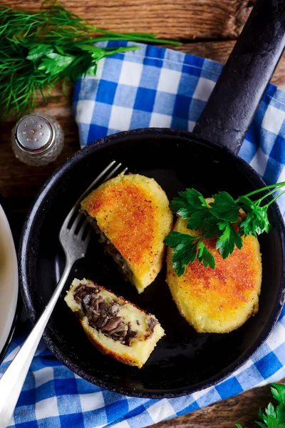 Chuletas Papa Con Champiñones Crema Agria Estilo Rústico Enfoque Selectivo — Foto de Stock