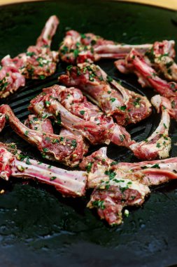 Kuzu pirzola Marine nane ve yeşil bezelye ile. seçici odak