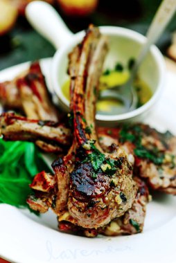 Kuzu pirzola Marine nane ve yeşil bezelye ile. seçici odak