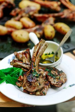 Kuzu pirzola Marine nane ve yeşil bezelye ile. seçici odak