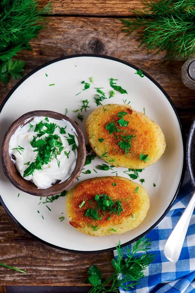 Kartoffelschnitzel Mit Pilzen Und Saurer Sahne Rustikaler Stil Selektiver Fokus — Stockfoto