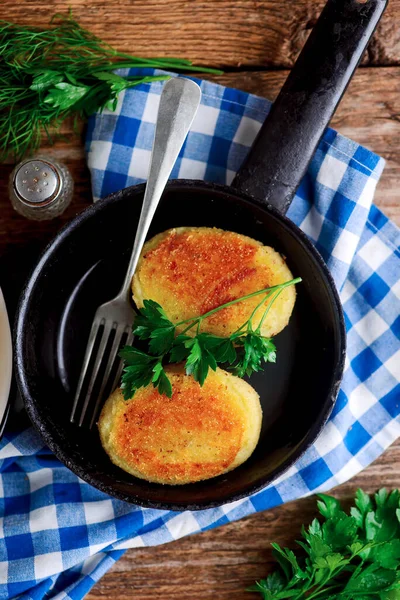 Chuletas Papa Con Champiñones Crema Agria Estilo Rústico Enfoque Selectivo — Foto de Stock