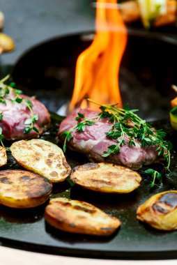 Izgarada patates ve tereyağlı biftek. Açık hava fotoğrafı. Seçici odak noktası.