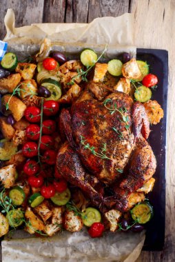 Sebzeli kızarmış tavuk. Tarz rustik. Seçici odaklanma.