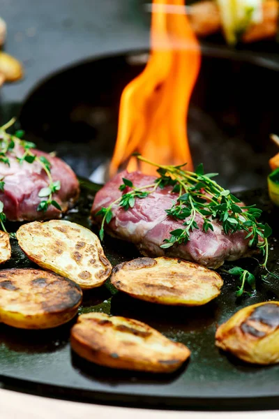 Izgarada patates ve tereyağlı biftek. Açık hava fotoğrafı. Seçici odak noktası.