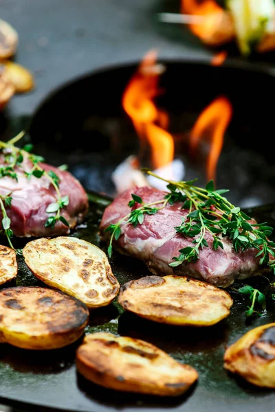 Filete Parrilla Con Patatas Hierbas Butter Outdoor Photo Selective Foco — Foto de Stock