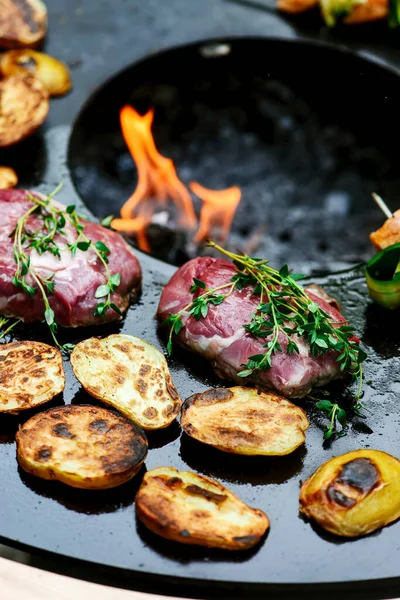 Izgarada Patates Tereyağlı Biftek Açık Hava Fotoğrafı Seçici Odak Noktası — Stok fotoğraf