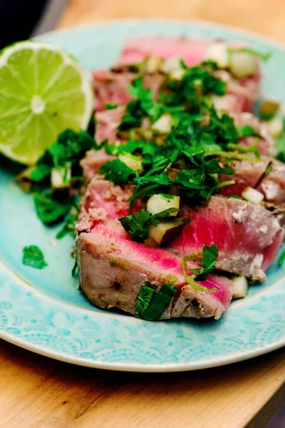 Armut Salamlı Ton Balığı Bifteği Açık Hava Fotoğrafı Seçici Odak — Stok fotoğraf