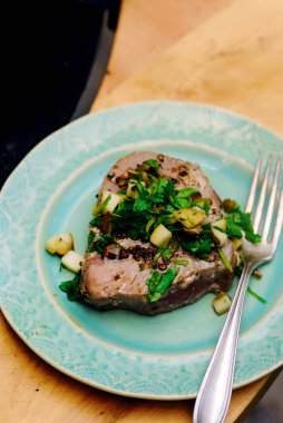 Armut salamlı ton balığı bifteği. Açık hava fotoğrafı. Seçici odak noktası.
