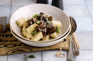 Yabani mantarlı gnocchi. Tarz sarılması. Seçici odaklanma..
