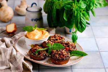 Soslu mantar dolması. Sarılma tarzı. Seçici odaklanma.