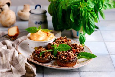 Soslu mantar dolması. Sarılma tarzı. Seçici odaklanma.