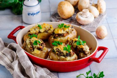 Mantarlı dolma patates. Stil sarılma. Seçici odaklanma.