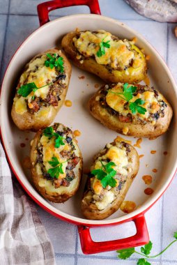 Mantarlı dolma patates. Stil sarılma. Seçici odaklanma.