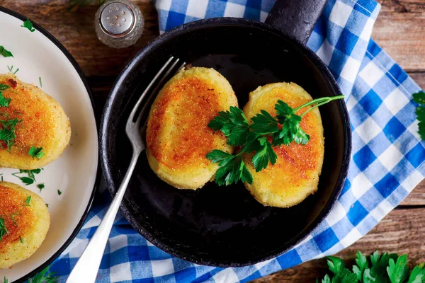 Aardappelkoteletjes Met Champignons Zure Room Rustieke Stijl Selectieve Focus — Stockfoto