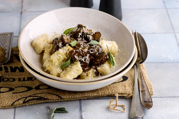 Yabani Mantarlı Gnocchi Tarz Sarılması Seçici Odaklanma — Stok fotoğraf