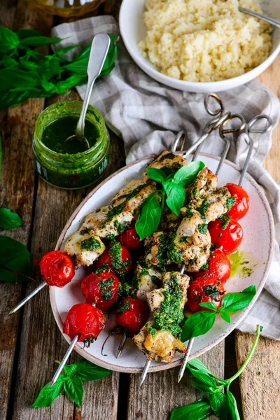 Kebab Frango Com Tomate Cereja Foco Pesto Selective — Fotografia de Stock