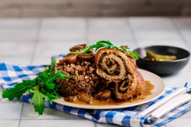 Mantar ve soslu sığır eti ruloları. Kırsal tarzda. seçici odak