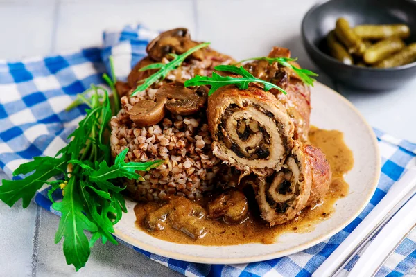 Rollos Carne Con Champiñones Salsa Estilo Rústico Enfoque Selectivo — Foto de Stock