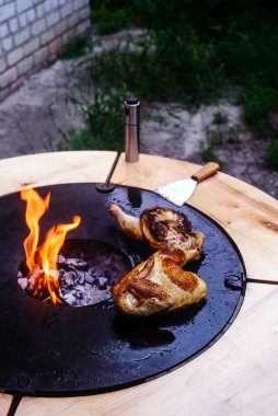 Hardal soslu ızgara tavuk. Tarz rustik. Seçici odaklanma.