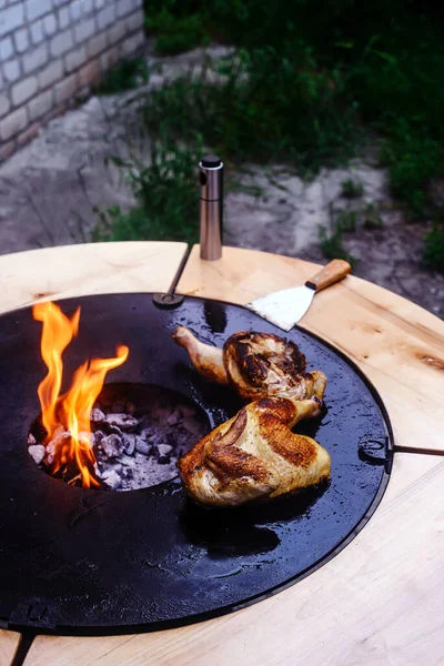 Hardal soslu ızgara tavuk. Tarz rustik. Seçici odaklanma.