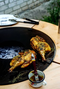 Sebzeli kızarmış tavuk. Tarz rustik. Seçici odaklanma.