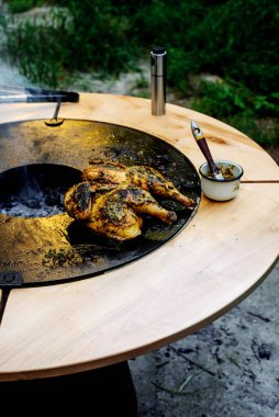 Sebzeli kızarmış tavuk. Tarz rustik. Seçici odaklanma.