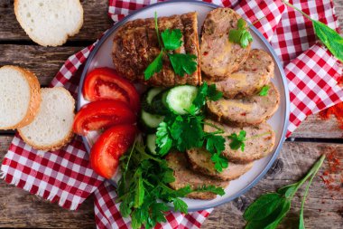 Tahta tahtadan dilimlenmiş peynirli ve sebzeli tavuk dürümü. Kır usulü. Seçici odaklanma.