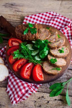 Tahta tahtadan dilimlenmiş peynirli ve sebzeli tavuk dürümü. Kır usulü. Seçici odaklanma.