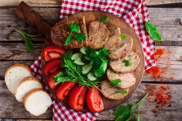 Tahta tahtadan dilimlenmiş peynirli ve sebzeli tavuk dürümü. Kır usulü. Seçici odaklanma.