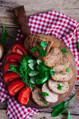 Tahta tahtadan dilimlenmiş peynirli ve sebzeli tavuk dürümü. Kır usulü. Seçici odaklanma.