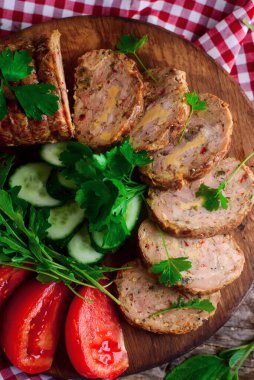 Tahta tahtadan dilimlenmiş peynirli ve sebzeli tavuk dürümü. Kır usulü. Seçici odaklanma.