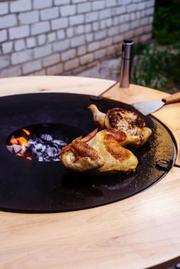 Sebzeli kızarmış tavuk. Tarz rustik. Seçici odaklanma.