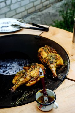 Sebzeli kızarmış tavuk. Tarz rustik. Seçici odaklanma.
