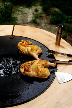 Sebzeli kızarmış tavuk. Tarz rustik. Seçici odaklanma.