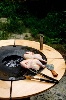 Sebzeli kızarmış tavuk. Tarz rustik. Seçici odaklanma.