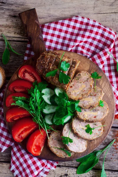 Tahta tahtadan dilimlenmiş peynirli ve sebzeli tavuk dürümü. Kır usulü. Seçici odaklanma.