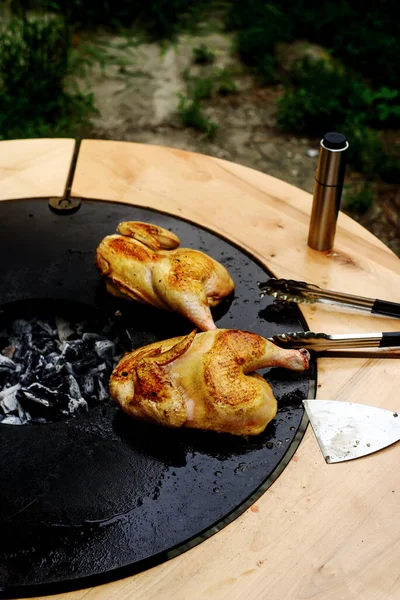 Sebzeli kızarmış tavuk. Tarz rustik. Seçici odaklanma.